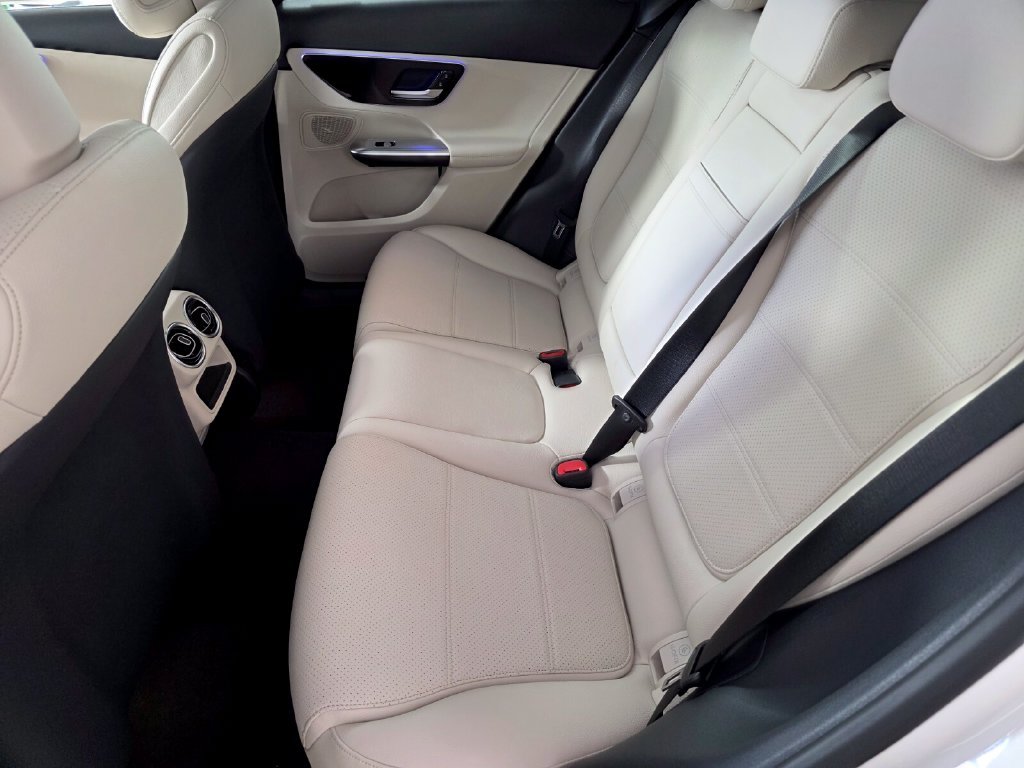 New 2027 Polar White Mercedes-Benz GLC 300 image 11