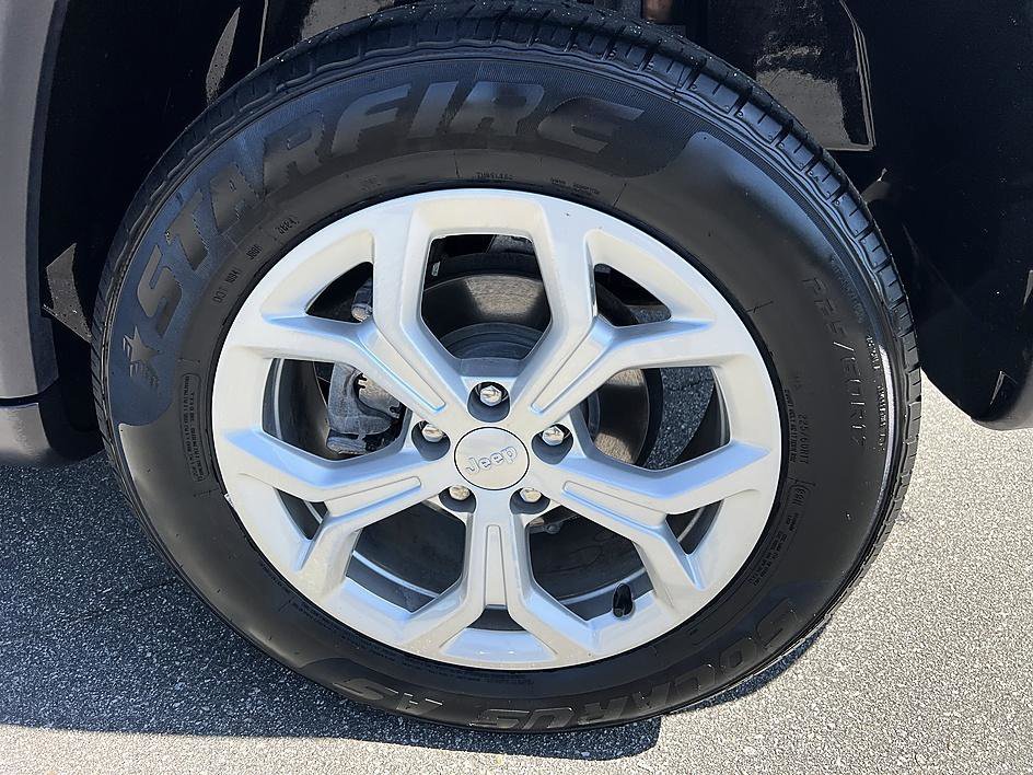 Used 2024 Silver Zynith Metallic Clearcoat Jeep Latitude image 10
