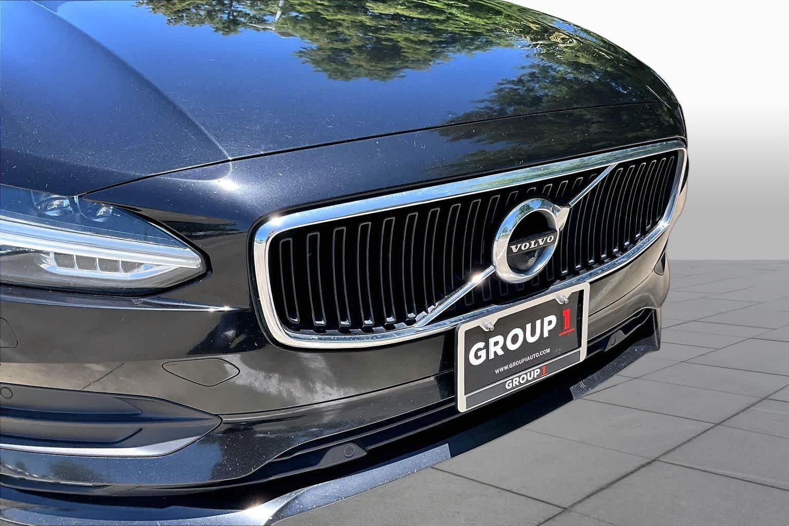 Used 2018 Onyx Black Metallic Volvo Momentum image 28