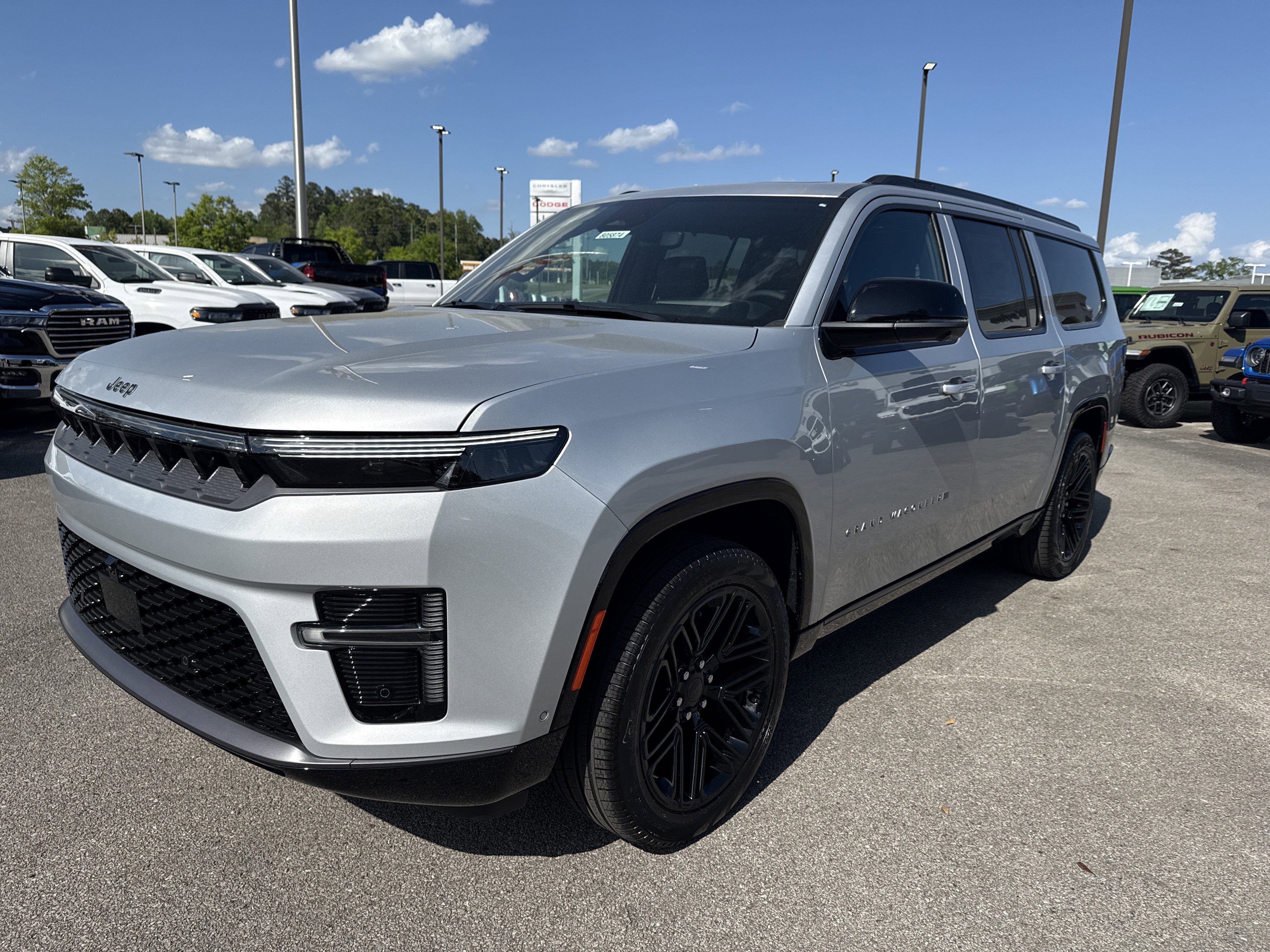 New 2026 Silver-Zynith Exterior Paint Jeep Limited Reserve image 3