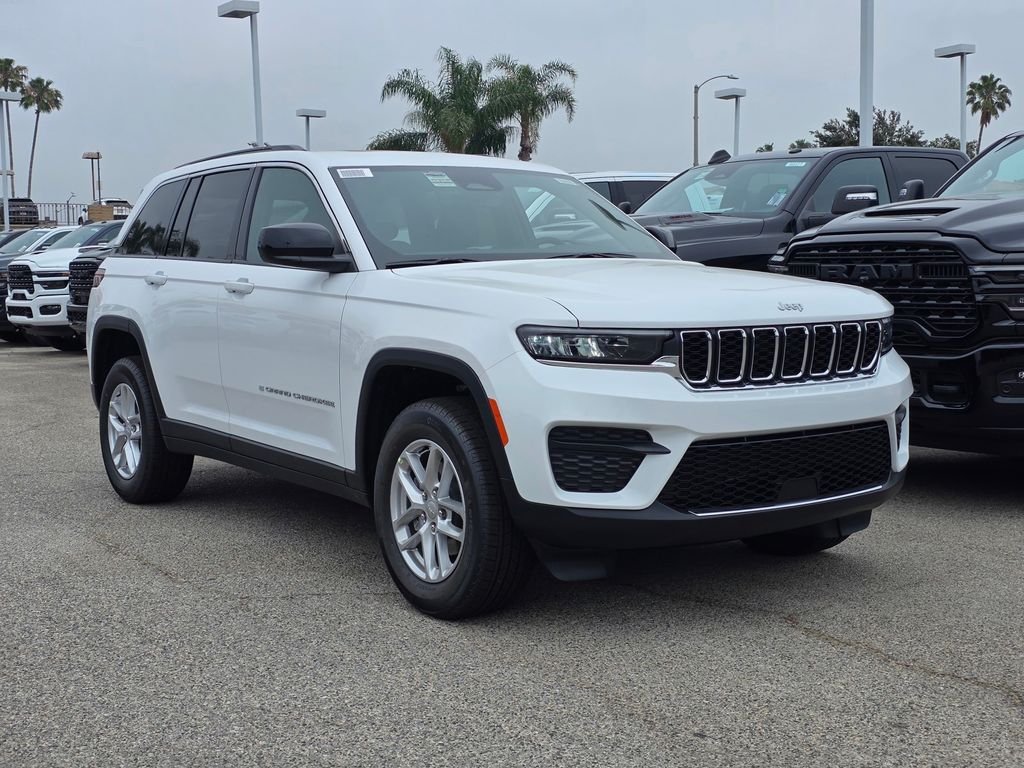 New 2026 Bright White Clear-Coat Exterior Paint Jeep Laredo X image 1