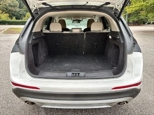 Used 2026 White Lincoln Premiere image 24