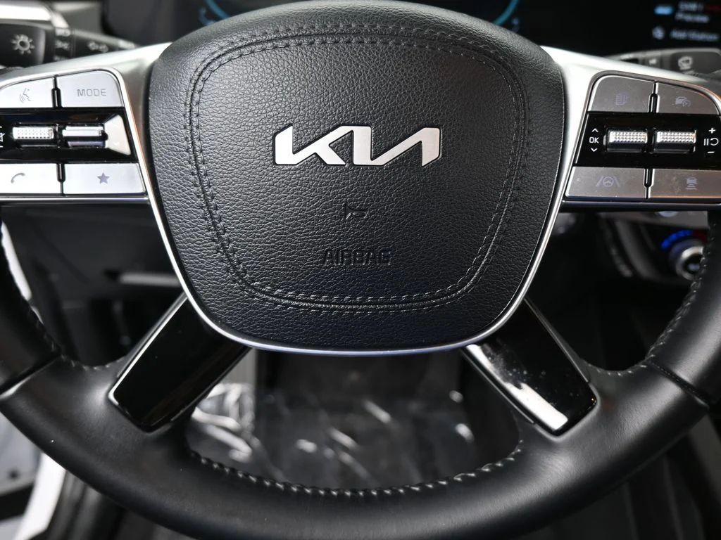 Used 2025 Glacial White Pearl Kia LX image 32