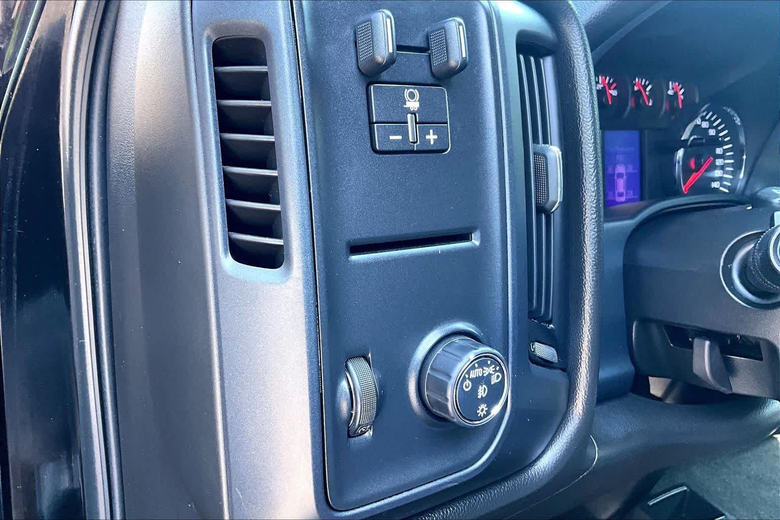 Used 2018 Onyx Black GMC  image 32