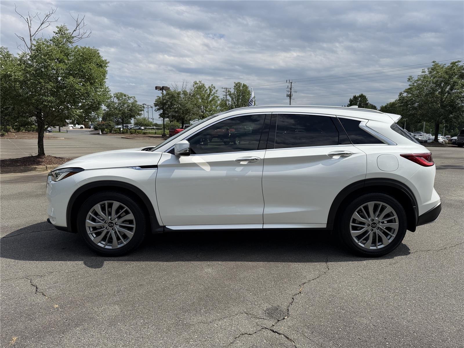 Used 2024 Radiant White INFINITI LUXE image 25