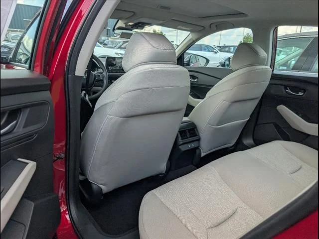 Used 2025  Honda SE image 17