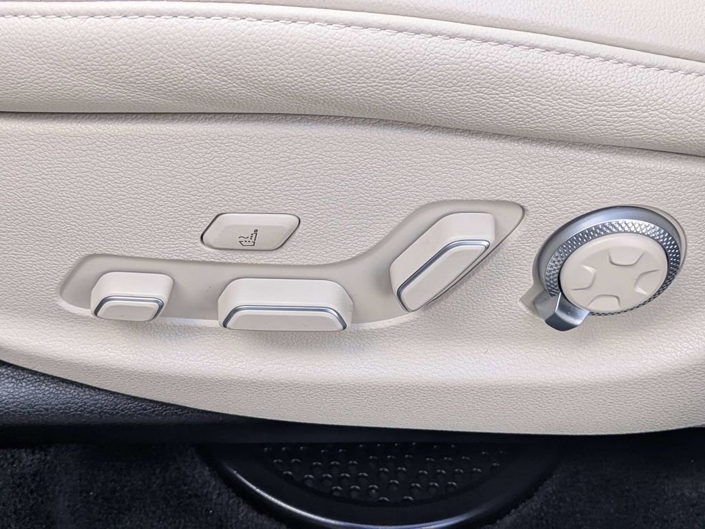 Used 2022 White Genesis 2.5T image 21