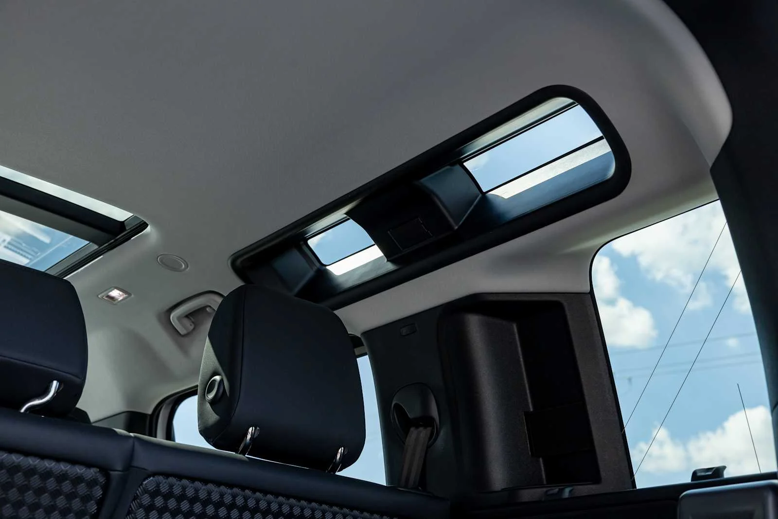 New 2026 Fuji White Land Rover S image 38