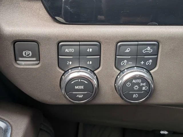 Used 2024 Summit White GMC Elevation image 24