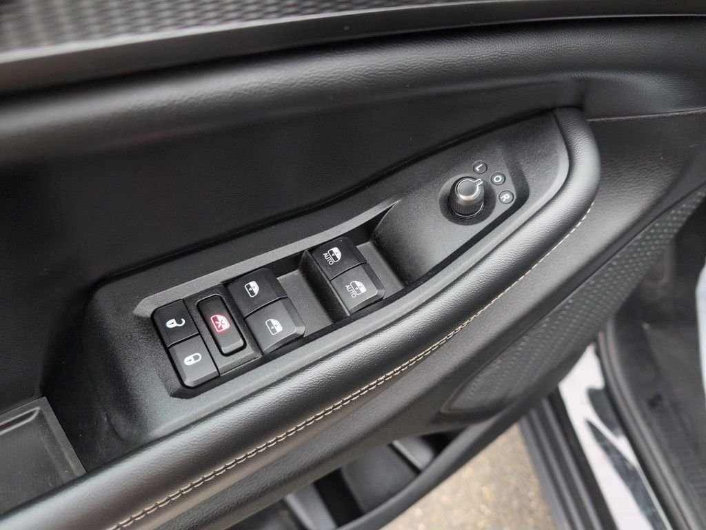 Used 2023 Black Jeep Altitude image 10