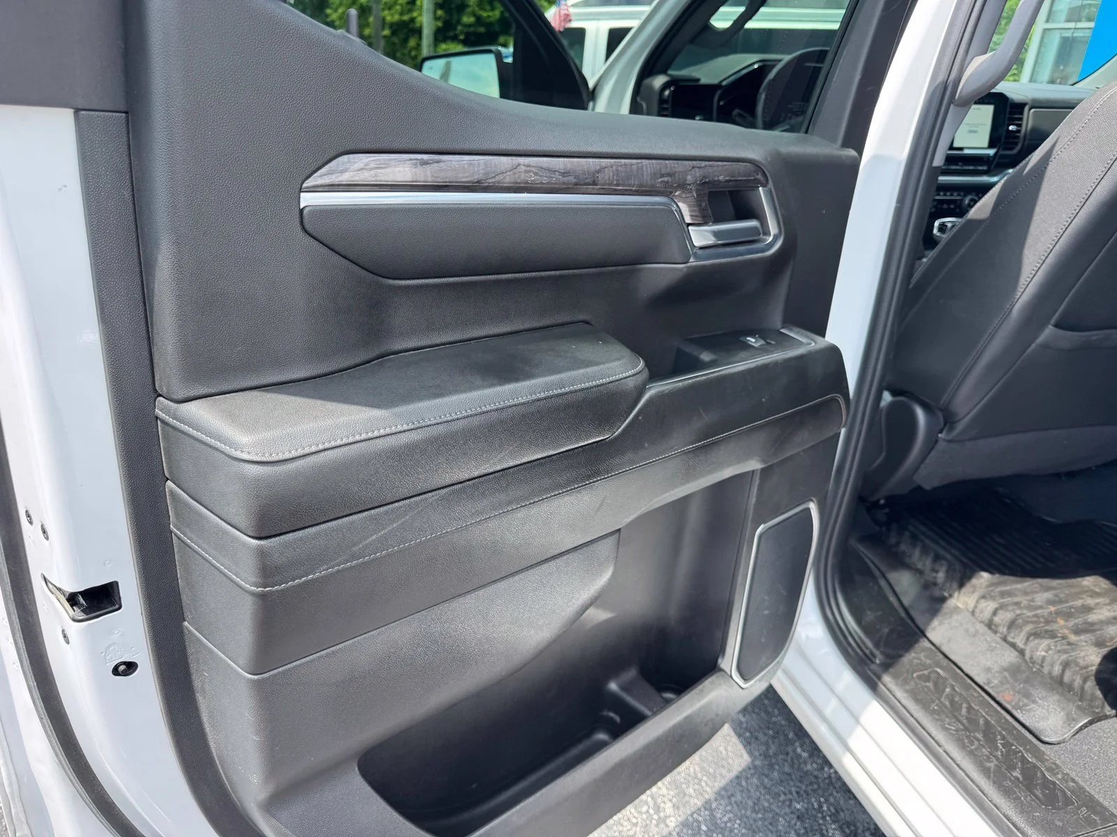 Used 2024 Iridescent Pearl Tricoat Chevrolet LTZ image 19