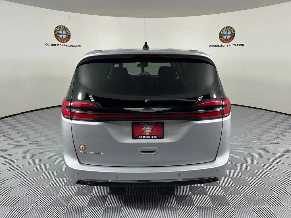 Used 2023 Silver Chrysler Touring L image 17