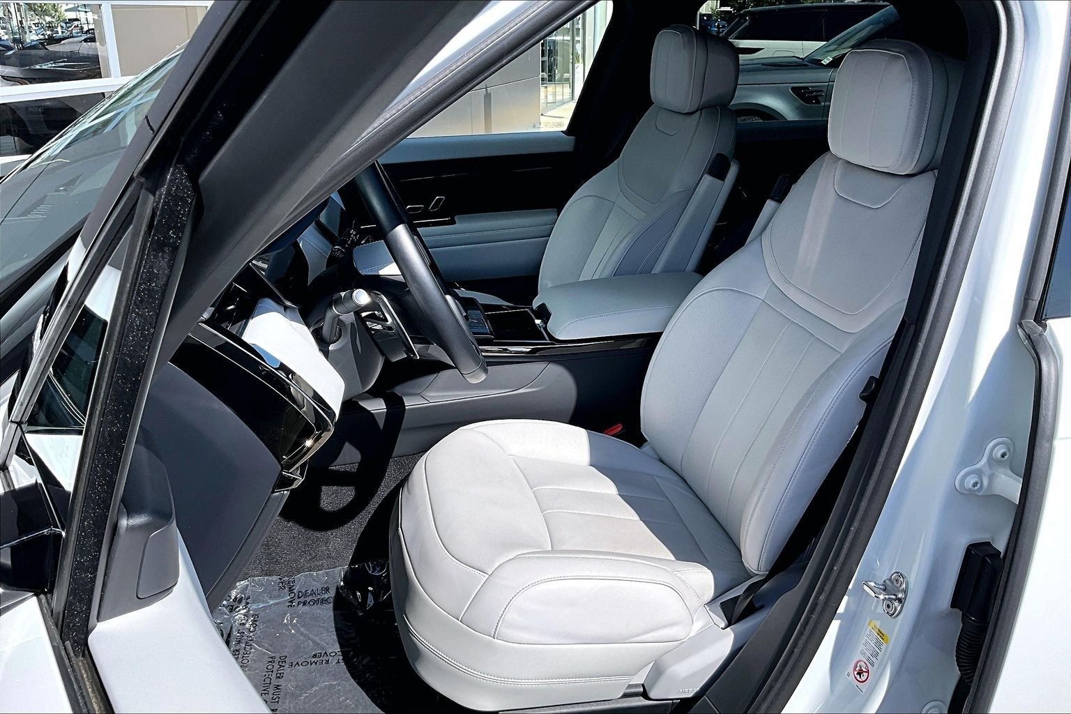 Used 2025 White Land Rover SE image 25