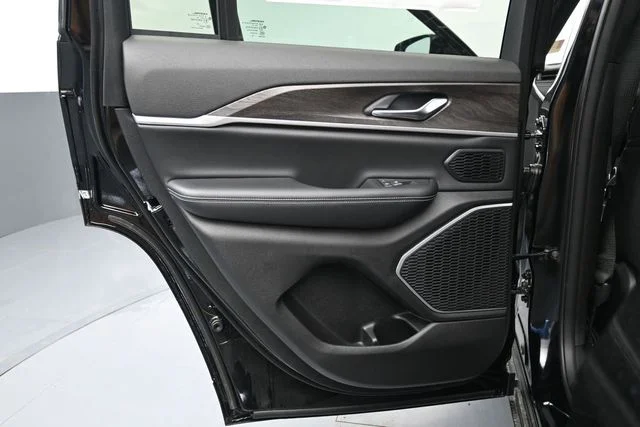 New 2026 Diamond Black Crystal Pearlcoat Jeep Limited image 13