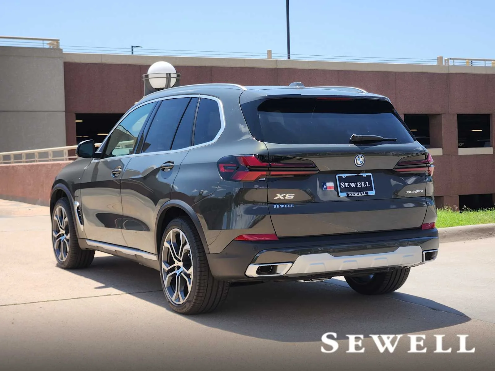 New 2026 Dravit Grey Metallic BMW xDrive50e image 3