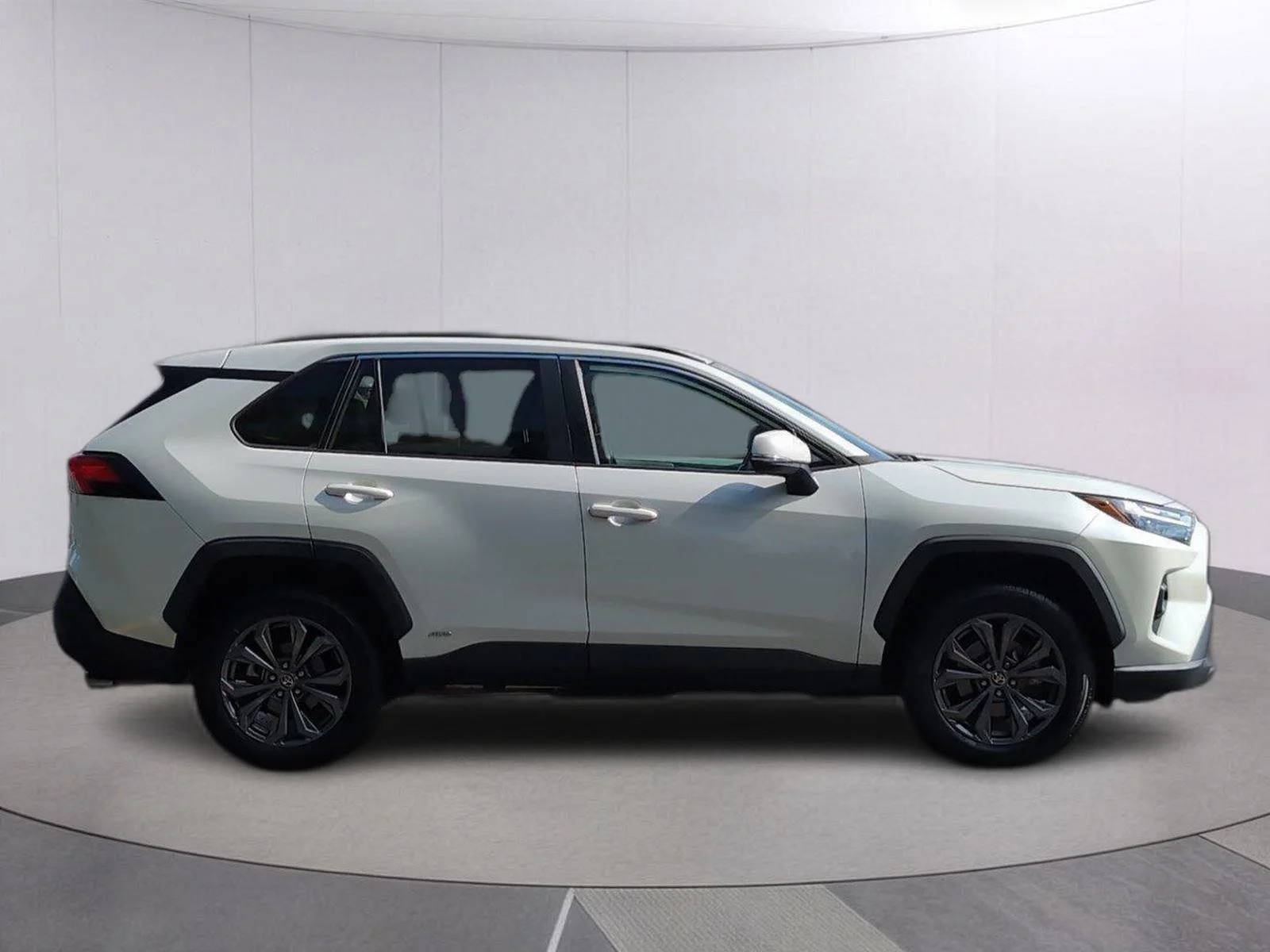 Used 2022 Blizzard Pearl Toyota Hybrid XLE Premium image 8