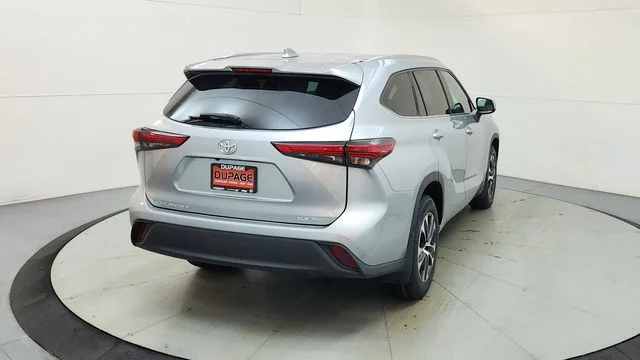 Used 2021 Silver Toyota XLE image 9