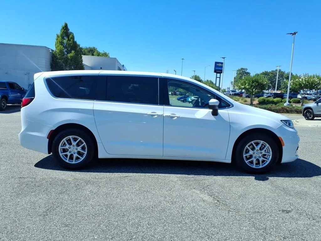 Used 2023 White Chrysler Touring L image 31
