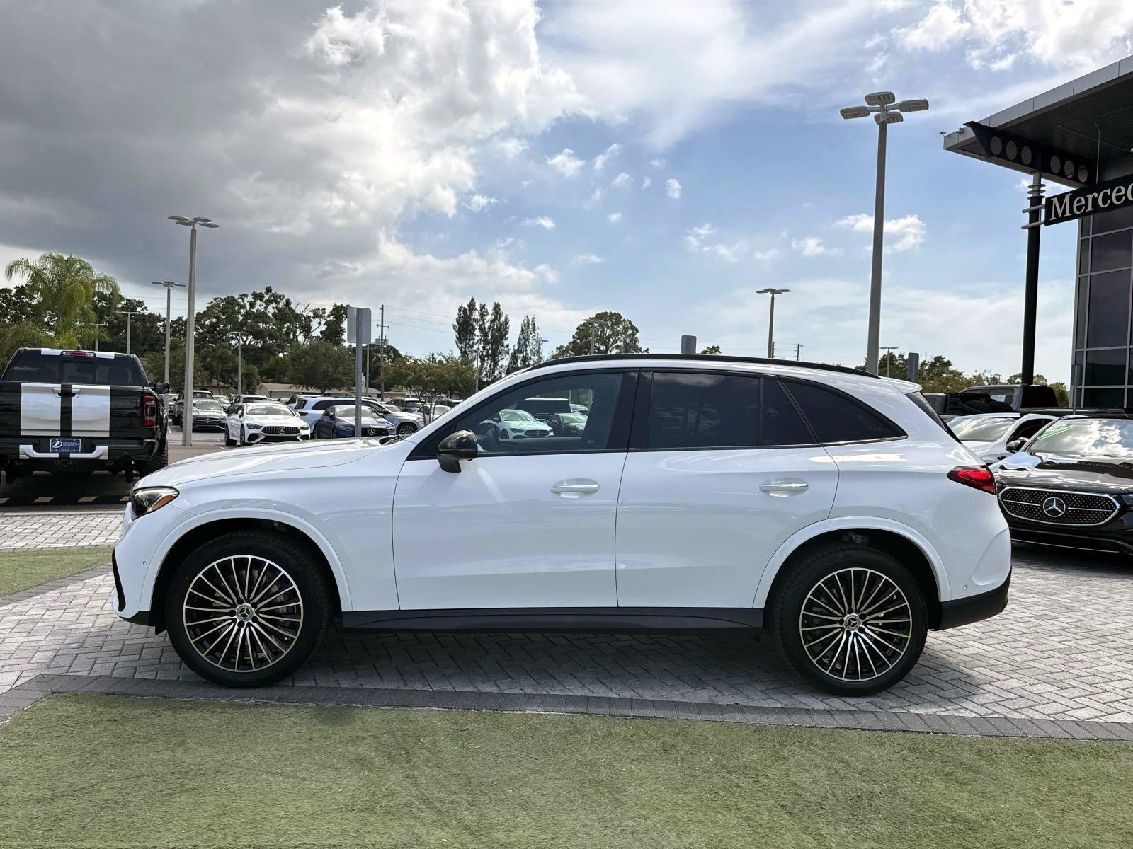 New 2026 Polar White Mercedes-Benz 300 SUV image 3