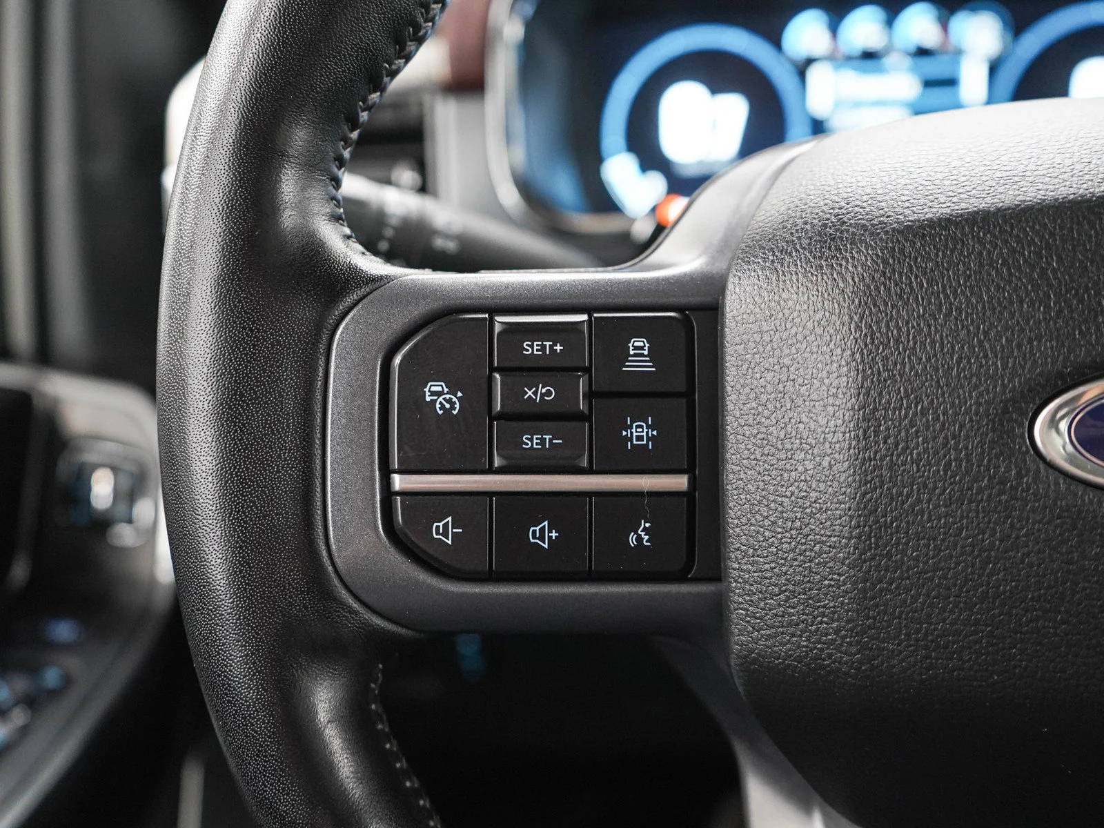 Used 2023  Ford Lariat image 24