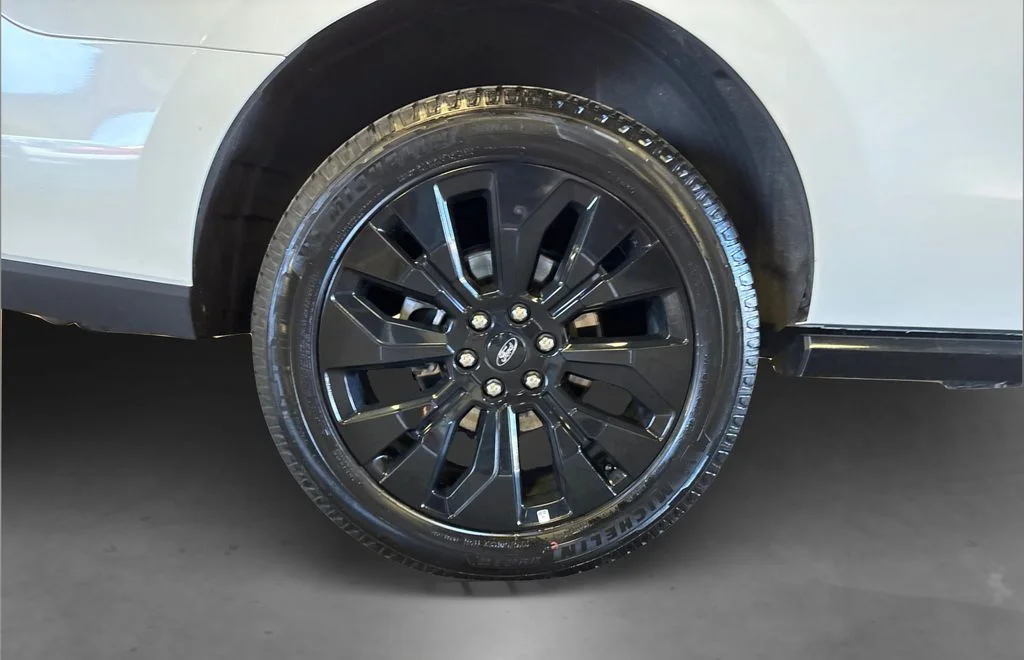 Used 2025 White Metallic Ford Platinum image 20