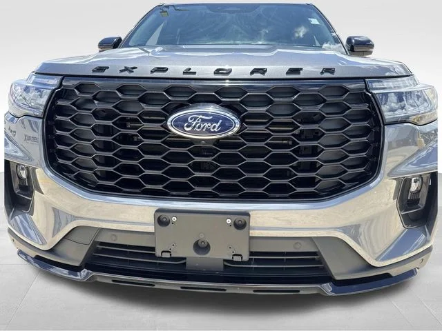 Used 2025 Gray Ford ST-Line image 3