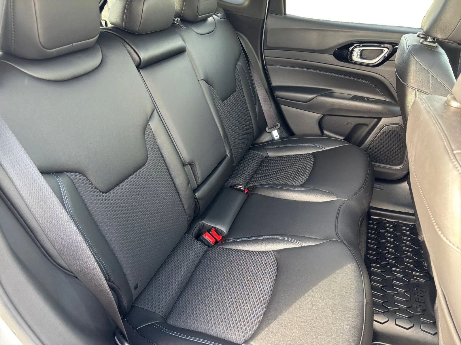 New 2026 Bright White Jeep North Altitude* 4x4, Pano Sunroof, Heated Seats, Wireless Charging Pad image 18