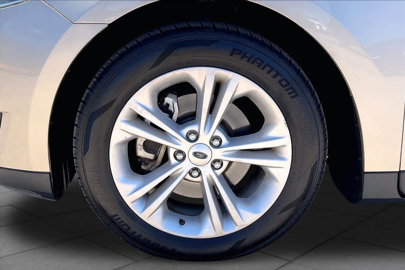 Used 2018 White Gold Metallic Ford SEL image 10