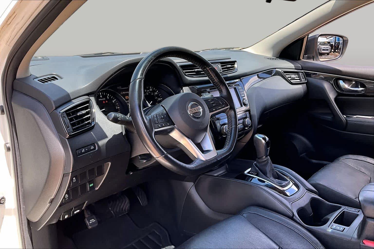 Used 2017 Pearl White Nissan SL image 15