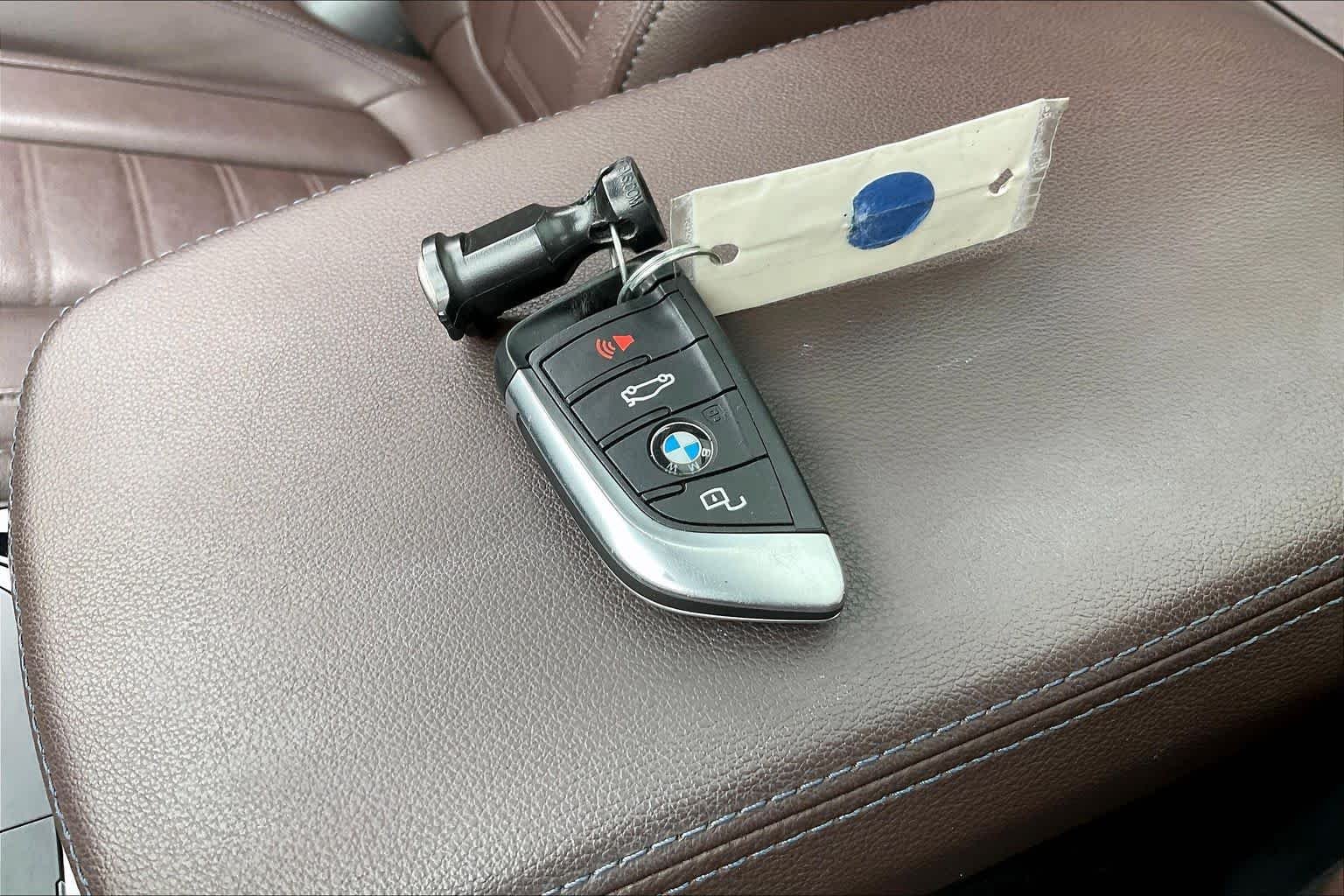 Used 2022 Mineral White Metallic BMW xDrive30i image 14