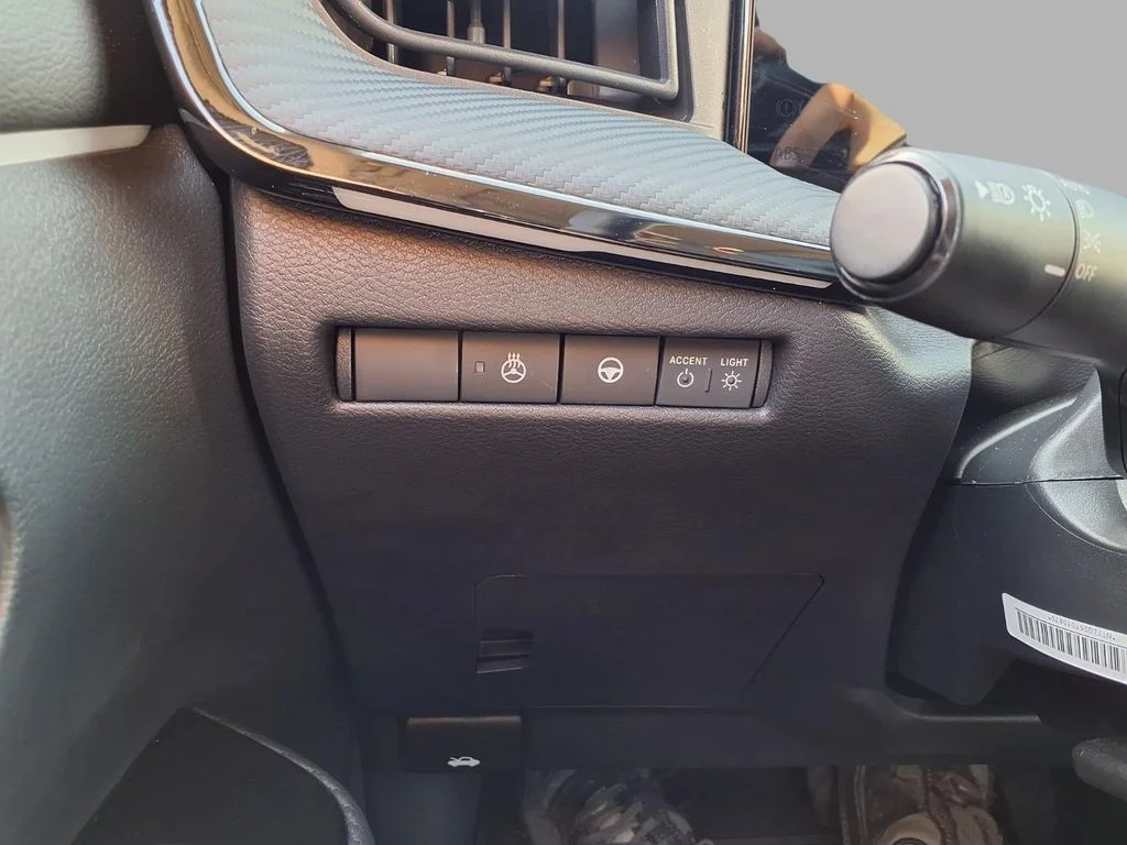 Used 2025 White Nissan SR image 17