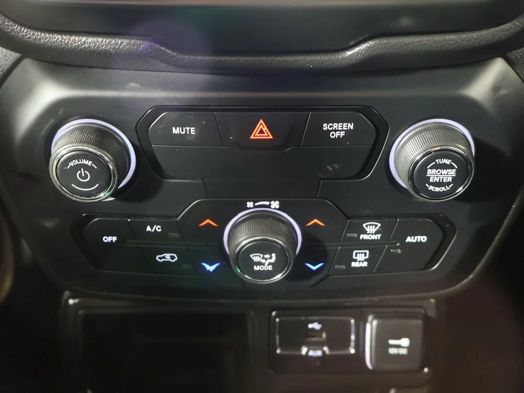 Used 2018 White Jeep Latitude image 41
