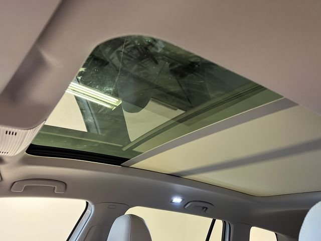 New 2026 White Volkswagen SE w/Technology image 21