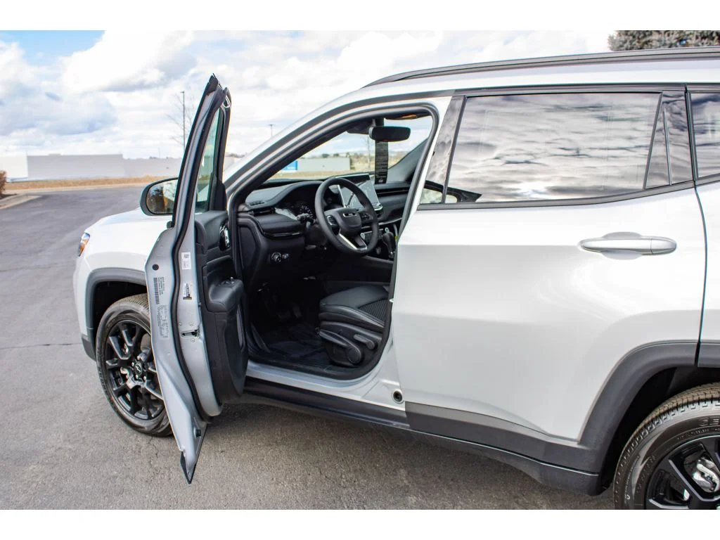 New 2026 Silver Zynith Metallic Clearcoat Jeep Latitude Altitude image 11