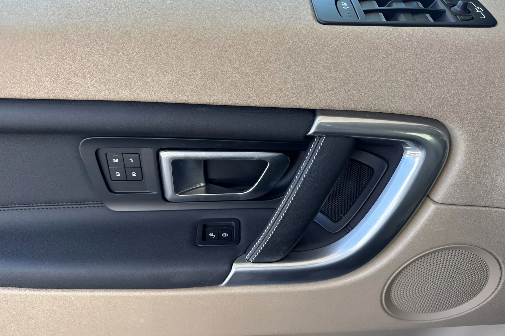 Used 2019 Narvik Black Land Rover HSE image 14