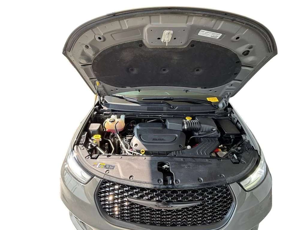 Used 2025 White Chrysler Limited image 14