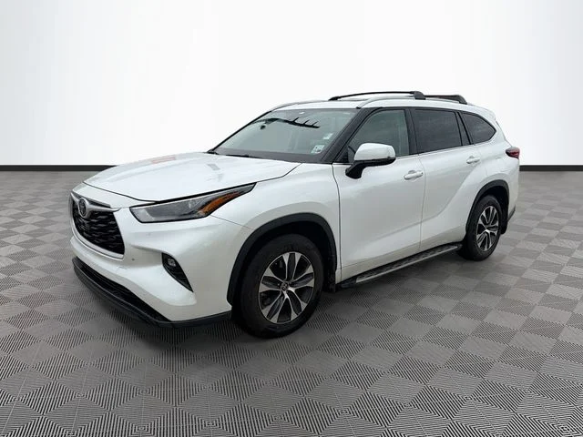 Used 2023 Beige Toyota XLE image 3