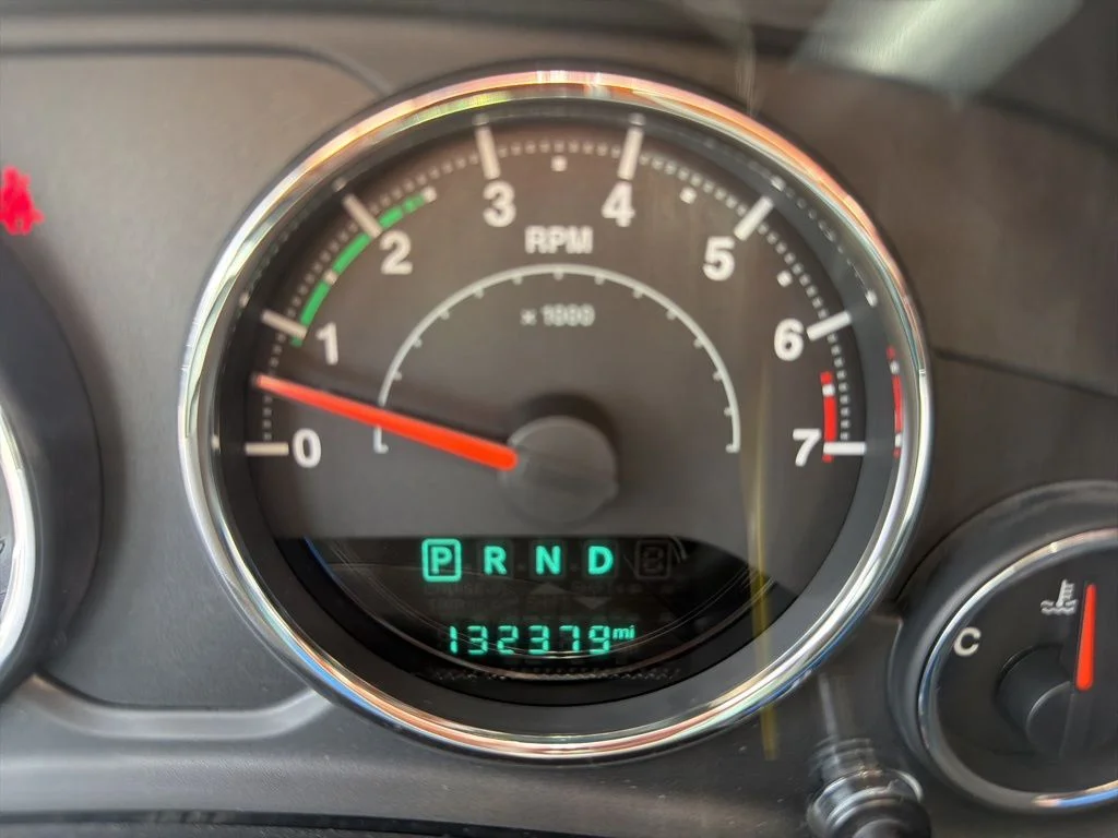 Used 2015 White Jeep Unlimited Sahara image 40