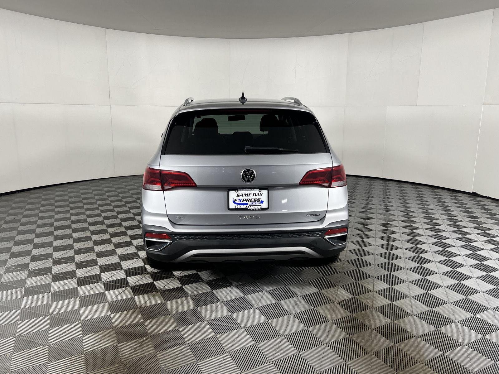 Used 2022 Pyrite Silver Metallic Volkswagen SE image 3