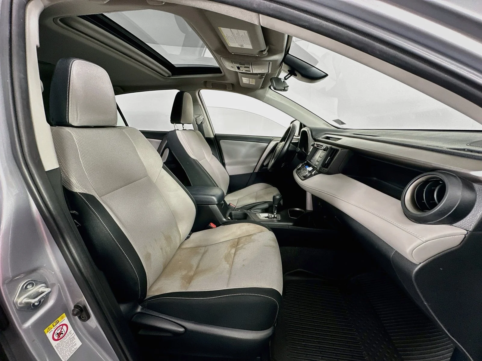 Used 2017 Silver Toyota XLE image 26