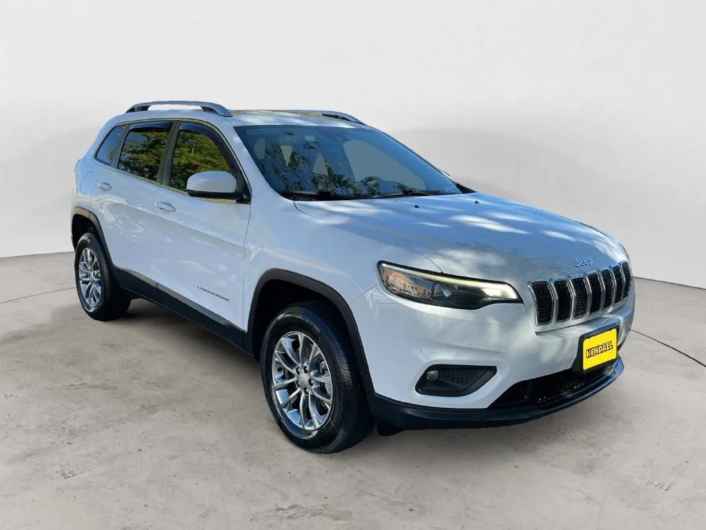 Used 2021 White Jeep Latitude Lux image 3