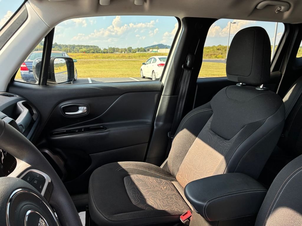 Used 2023 White Jeep Latitude image 20