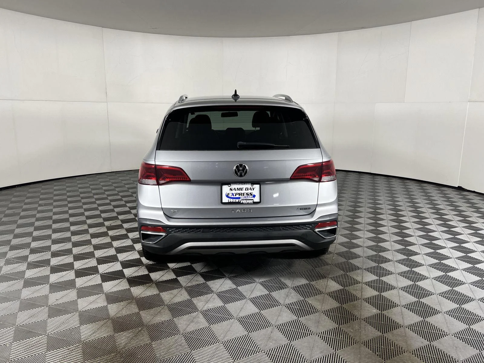 Used 2022 Gy Volkswagen SE image 3