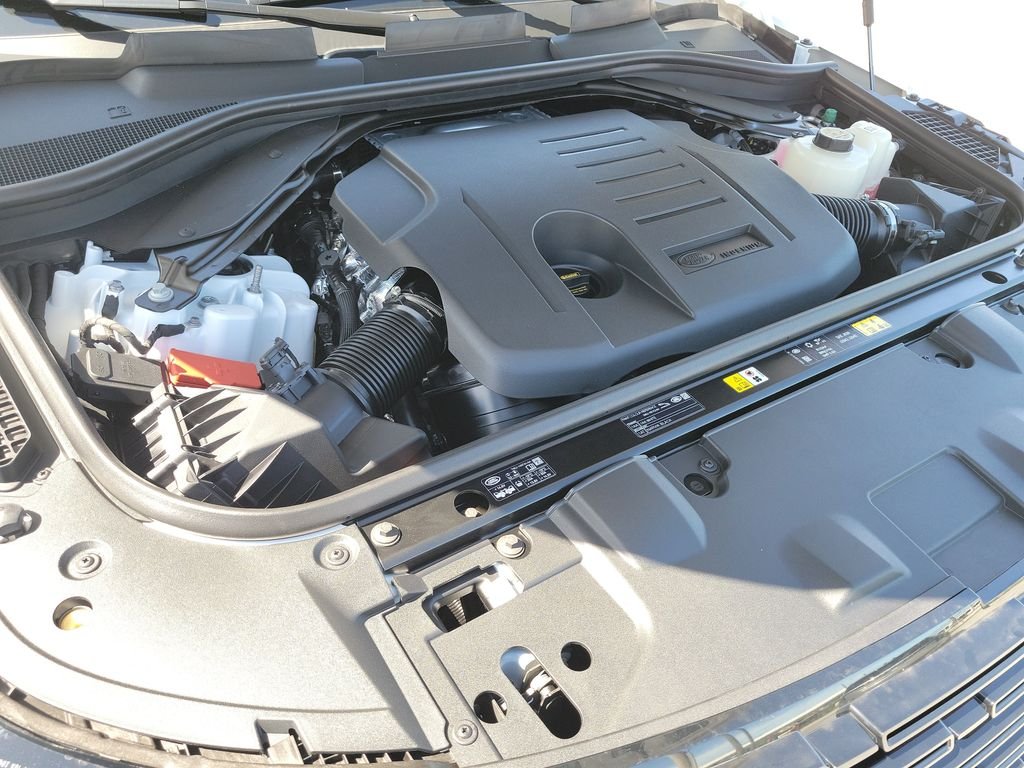 New 2027 Fuji White Land Rover SE image 30