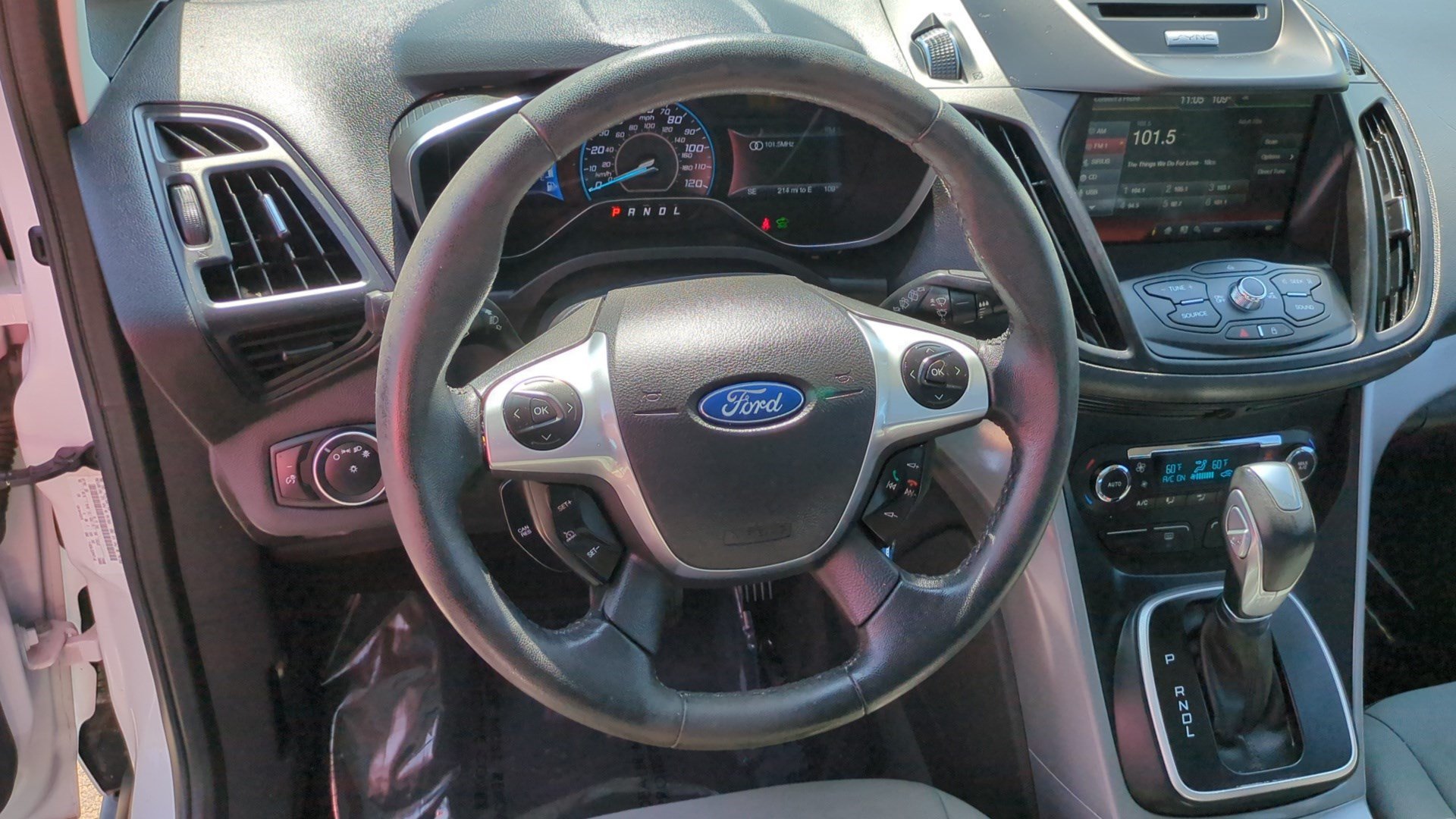 Used 2015 White Platinum Clearcoat Metallic Ford SE image 16