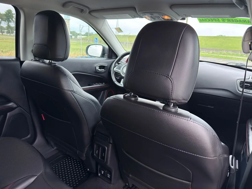 Used 2021 Silver Jeep Trailhawk image 31