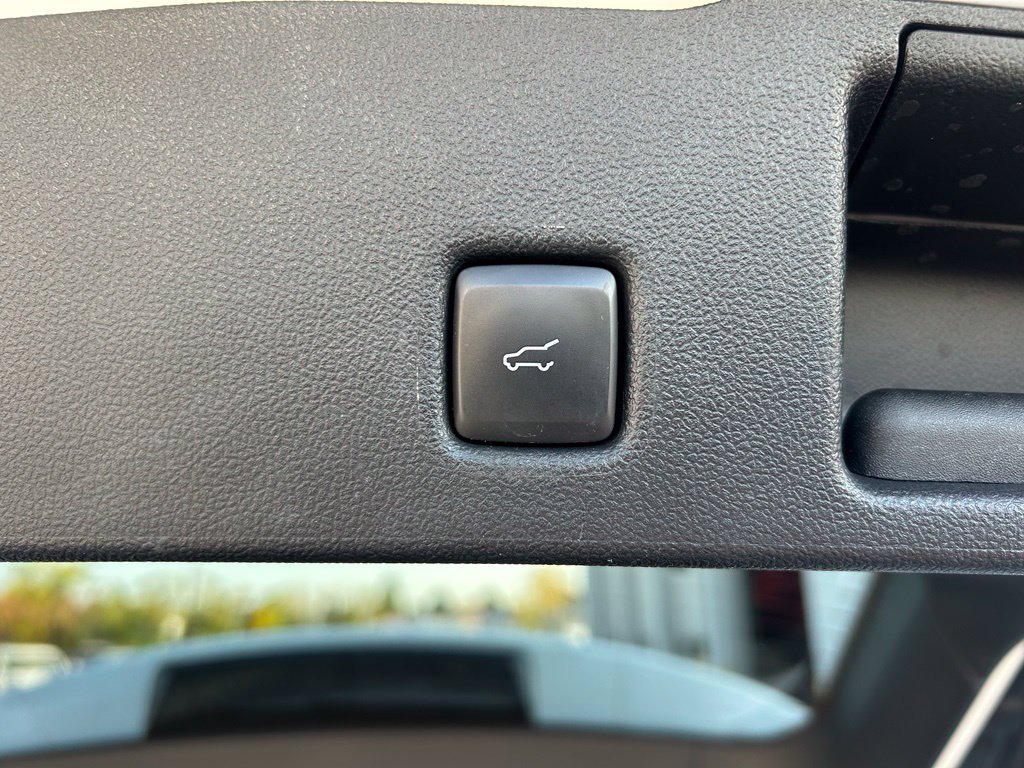 Used 2022 White Metallic Ford Titanium image 27