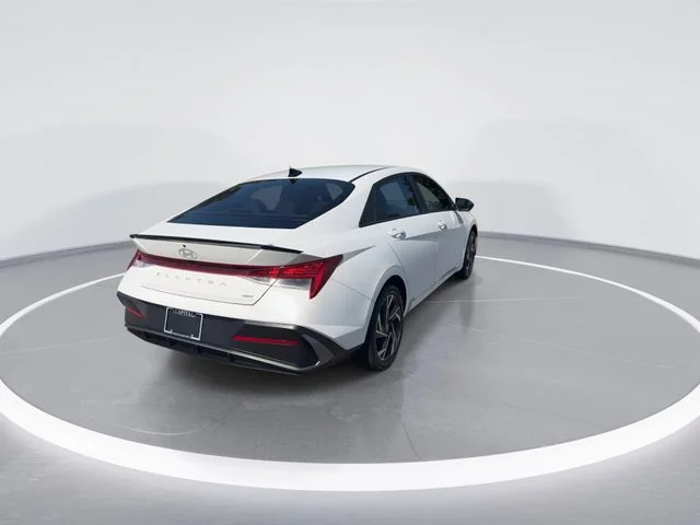 Used 2025 White Hyundai SEL Sport image 8