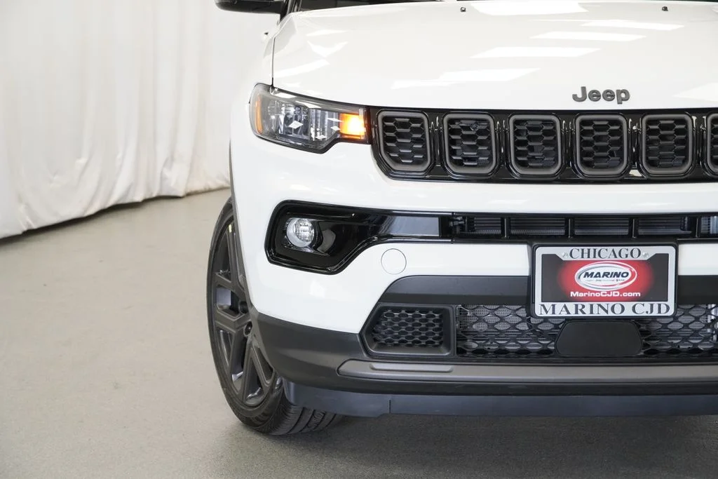New 2026 Bright White Clear-Coat Exterior Paint Jeep Limited image 6