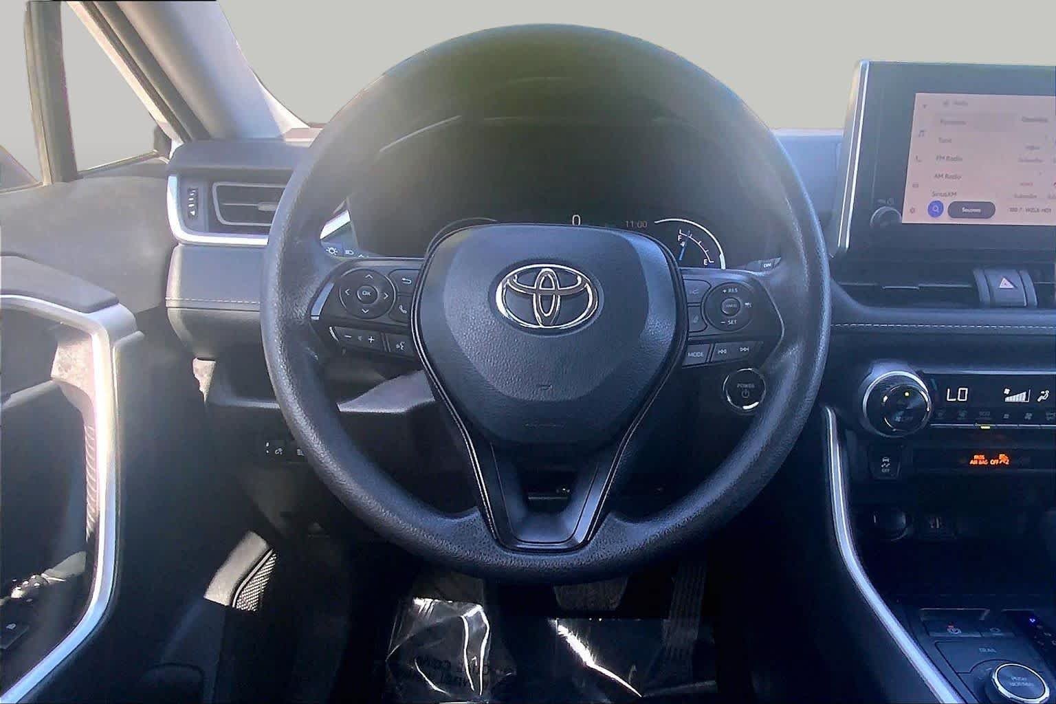 Used 2025 Ice Cap Toyota Hybrid XLE image 6